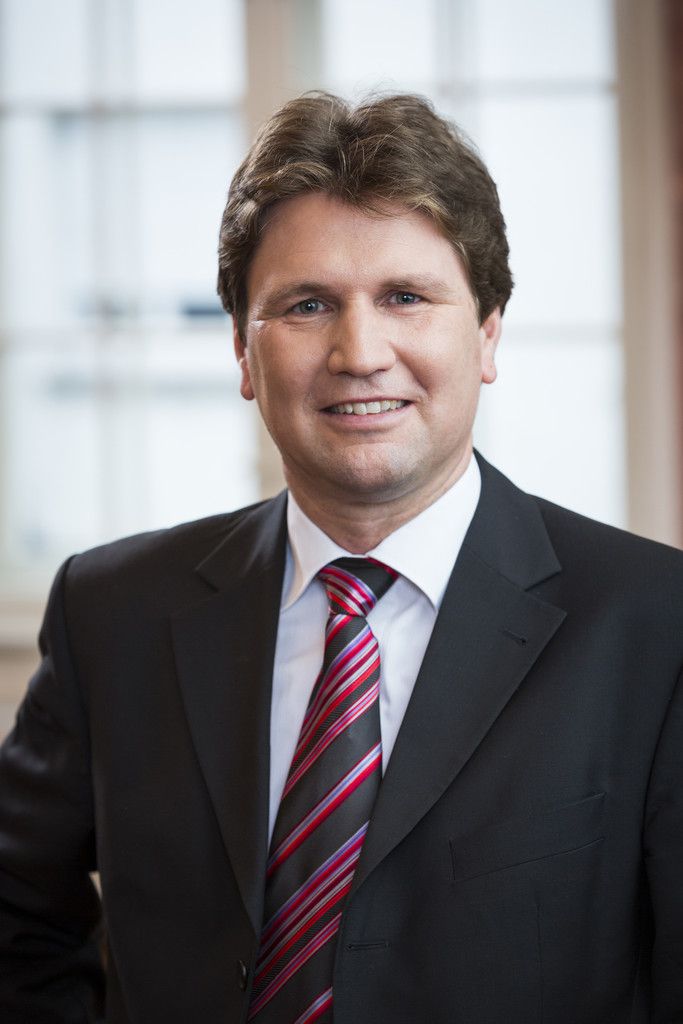 Oben: Martin Jäger (Sparkasse); unten: Michel Haller (Hypo)Hartinger, Matthias Rhomerg, Studio Fasching