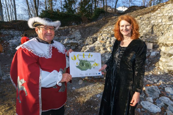 Wilhelm Müller, Bürgermeister von Thüringerberg, und Vereinsobfrau Alexandra Wucher bei der Steinlegung. Dietmar Stiplovsek
