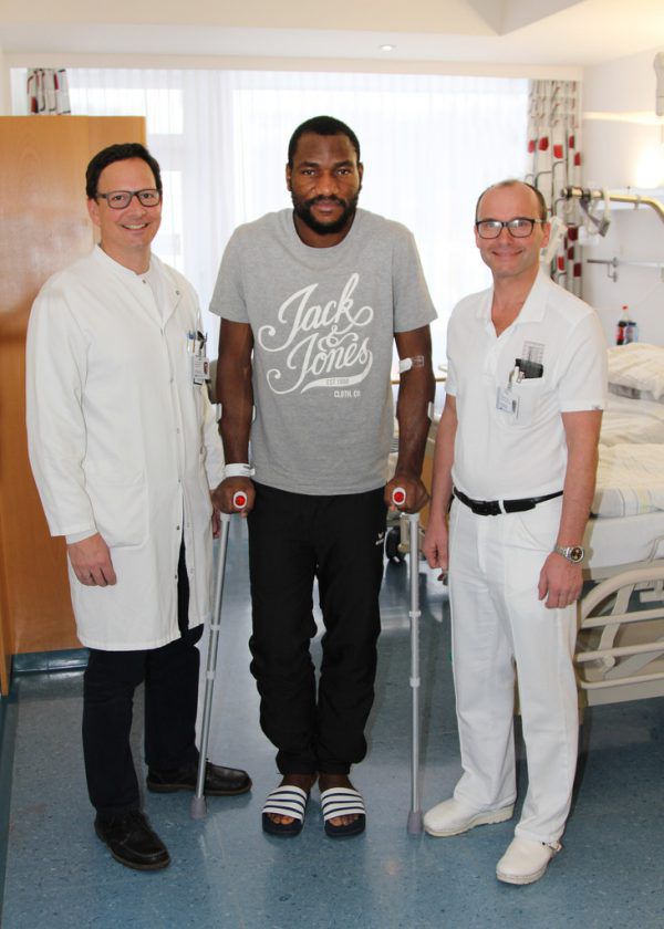Bild links: Knie MRT, rechts: René El Attal, Christian Zock und Alexander Gohm nach der zweiten Operation. Vorarlberger Krankenhaus-Betriebsges.m.b.H.,