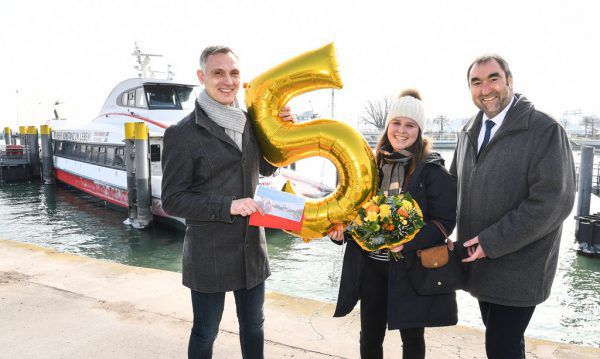 Christoph Witte (l.) und Norbert Schültke mit Christina Kilczycki. Katamaran Reederei