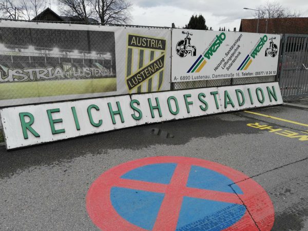 Das alte Eingangsschild ist bereits abmontiert. Johannes Emerich