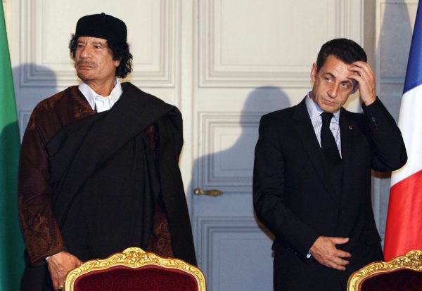 Das Archivbild von 2007 zeigt Muammar al-Gaddafi und Nicolas Sarkozy (r.) im Pariser Elysee-Palast. AP