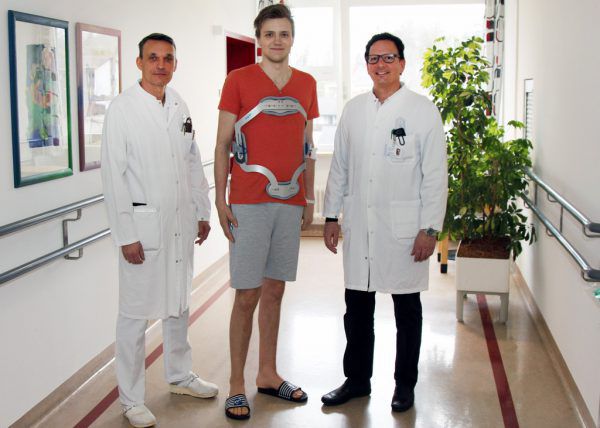 Der junge Patient mit den Ärzten Berthold Meusburger (l.) und Primar ­René El Attal. KHBG