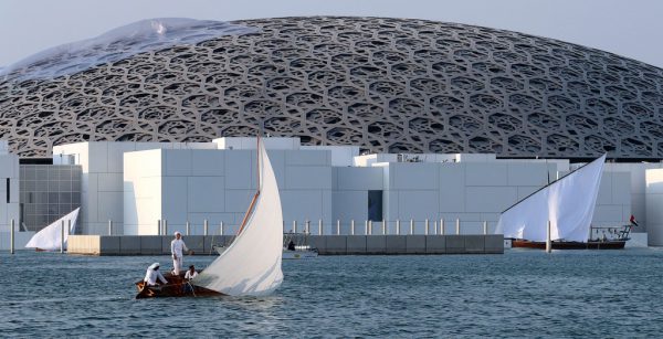 Die gigantische Metall-Kuppel über den Einzelbauten des Louvre Abu Dhabi. APA/AFP