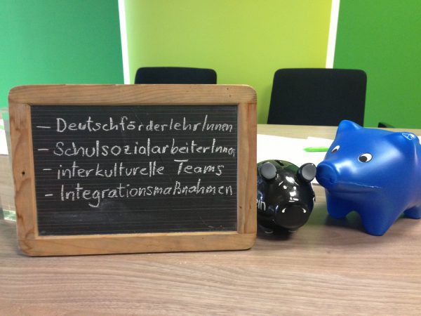 Die grünen Landtagsabgeordneten Vahide Aydin und Daniel Zadra kritisieren die Auflösung des Integrationstopfs. Bergauer (1), Grüne (1)