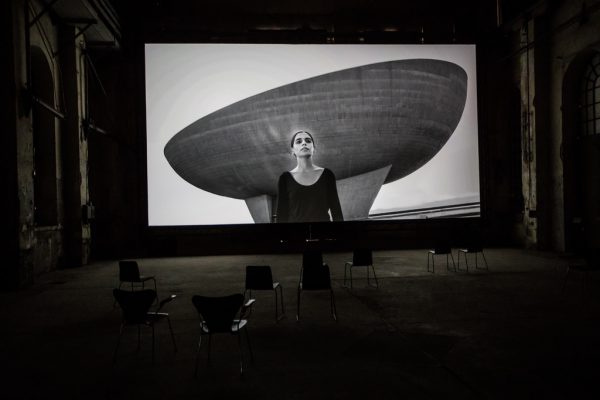 Die Leinwand im Kunstraum. Das eiförmige Gebäude befindet sich in Wirklichkeit auf dem Empire State Plaza in New York – in der Traumwelt von „Roja“ steht es in der Wüstenlandschaft Irans. Philipp Steurer