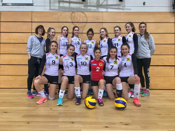 Die Mannschaft mit den Trainerinnen Burato und Simma (r.). Privat