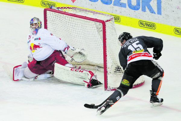 Die Schlüsselszenen vom 3:2-Auswärtssieg der Dornbirner: Oben Chris D’Alvise bei seinem Siegtreffer in der 73. Minute, daneben Rasmus Rinne bei einer seiner 66 (!) Paraden. Unten: Matt Fraser erzielt in der 45. Minute den 2:2-Ausgleich, daneben entschärft Rinne in der Schlussphase der regulären Spielzeit eine Großchance von Robert Schremp. Rechts unten: Dornbirner Siegesjubel. GEPA (5)