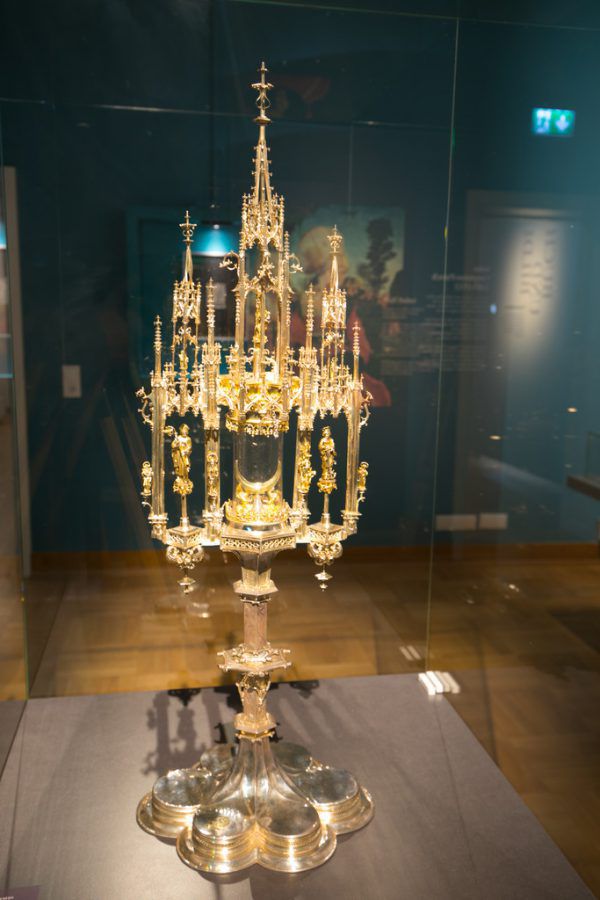 Die Veduten-Sammlung im Gang des Palais Liechtenstein. Oben: ein wertvolles Highlight der Schau: Die Monstranz von Hieronymus Münzer.