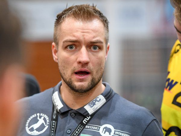 Dominik Bammer (l.) war zuletzt einer der besseren Bregenzer, die Sorgenfalten auf der Stirn von Trainer Jörg Lützelberger sind trotzdem tief. Gepa/Lerch (2)
