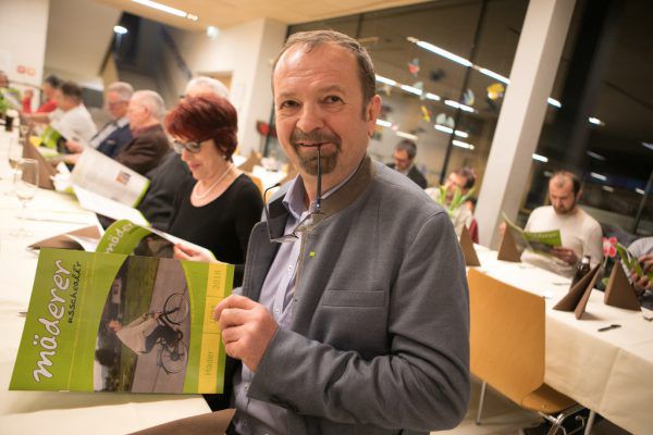 Eine Sonderausgabe des „mäderer usscheall’r“ gab es für Rainer Siegele zum Jubiläum.