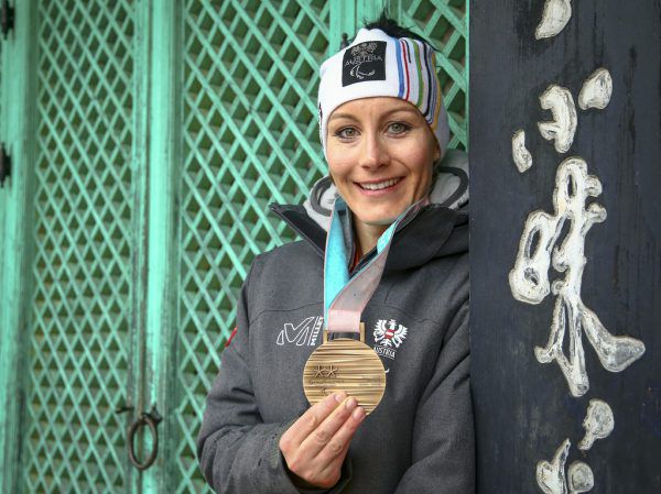 Heike Eder mit ihrer Bronze­medaille. Gepa