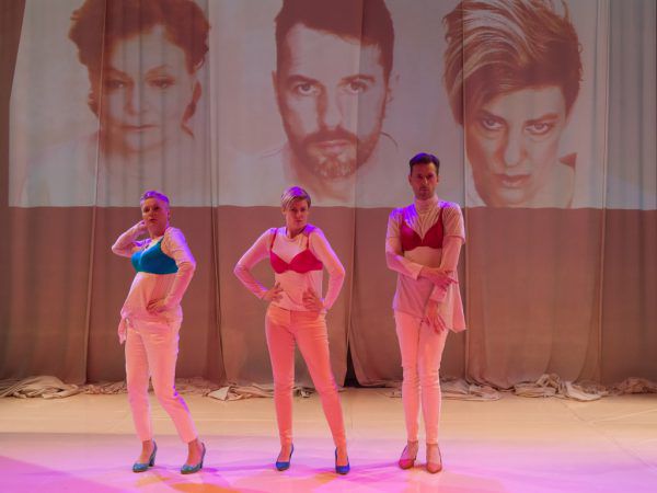 Helga Pedross, Maria Fliri und Peter Bocek in „DI_VER*SE“ (v.l.). Mark Mosman