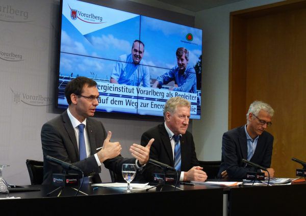 Landeshauptmann Markus Wallner, Landesrat Erich Schwärzler und Josef Burtscher, Geschäftsführer des Energieinstituts (v.l.). VLK/Wirth