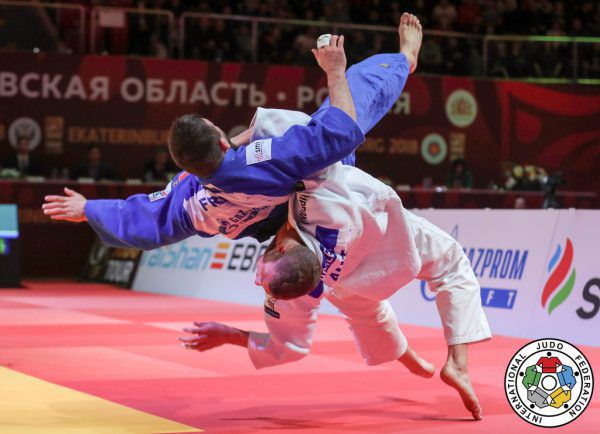 Laurin Böhler hatte in Jekaterinburg allen Grund zur Freude. Im Kampf um Bronze gegen den Franzosen Iddir zeigte er einen spektakulären Wurf. Gepa/Lerch, MarinaMayorova
