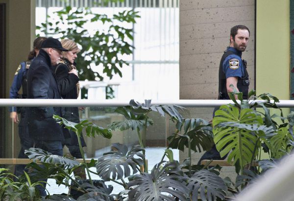 Links: Die Eltern des Attentäters verlassen das Gericht. Ap