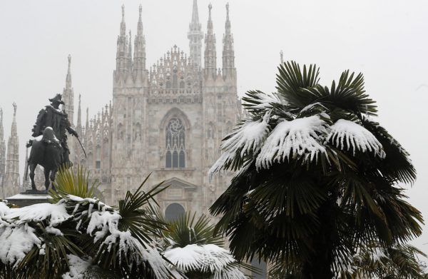Mit Schnee bedeckt waren auch die Palmen vor der Kathedrale in Mailand. AP/Calanni