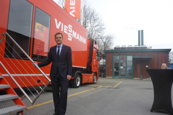 Peter Mender mit dem Viessmann-Truck am „Future Day“ in Hard. gübi