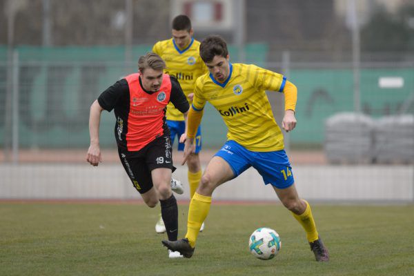 Philip Gisinger (l.) und Fabian Pernstich (Hohenems) im Kampf um den Ball. Dietmar Stiplovsek