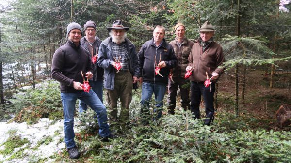 Rot gefärbte „Trophäen“ als Protest. Vorarlberger Waldverein