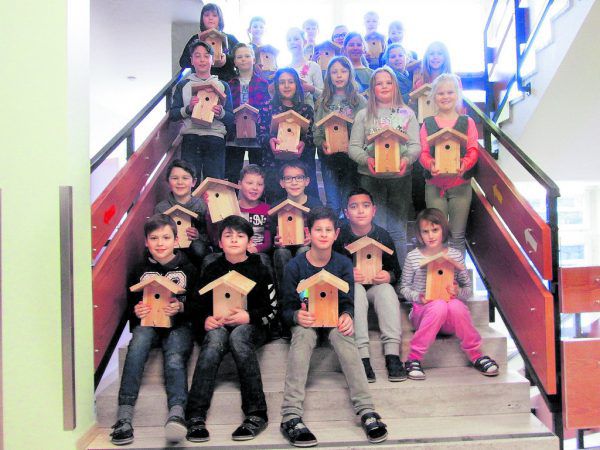 Schüler der Volksschule Montfort mit Nistkkästen. VS Montfort