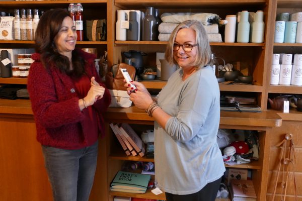 Susanne Hepp (l.) und Sabine Inama riechen, schmecken und probieren sich immer erst selbst durch das, was sie dann aus Überzeugung anbieten. Miriam Jaeneke