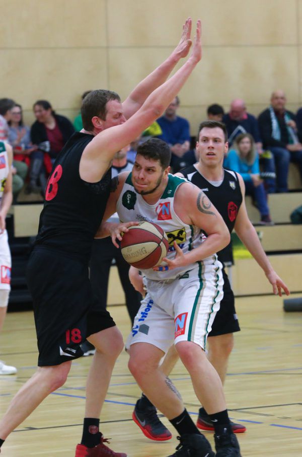 Toni Vicens machte das angebliche Foul und musste nach dem Spiel ob der Entscheidung von seinen Mitspielern besänftigt werden. Hartinger
