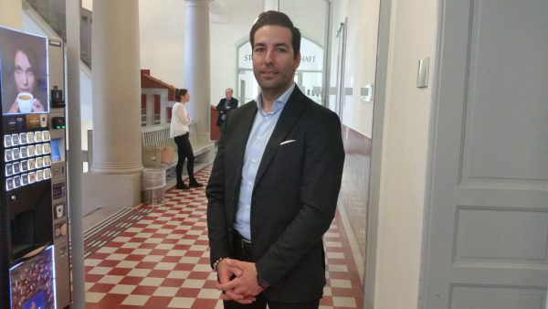 Türkisch-Dolmetscher Cüneyt Bahtli vor dem Gerichtssaal. © Seff Dünser