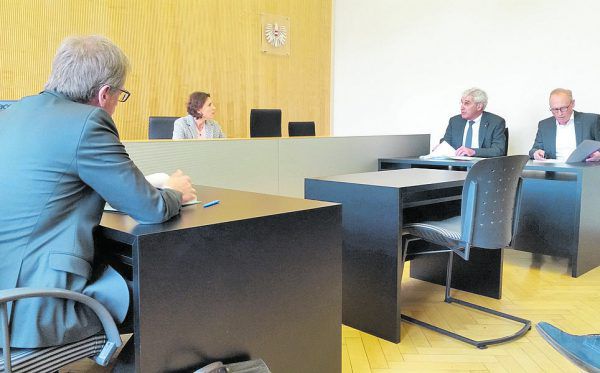 Vertreter von Rechtsanwaltskammer (l.) und Arbeiterkammer (r.).  © Seff Dünser