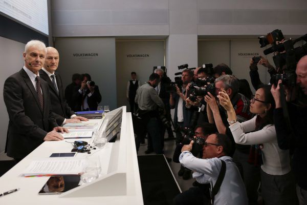 VW-Konzernchef Matthias Müller (links) und Finanzvorstand Frank Witter in Berlin. 