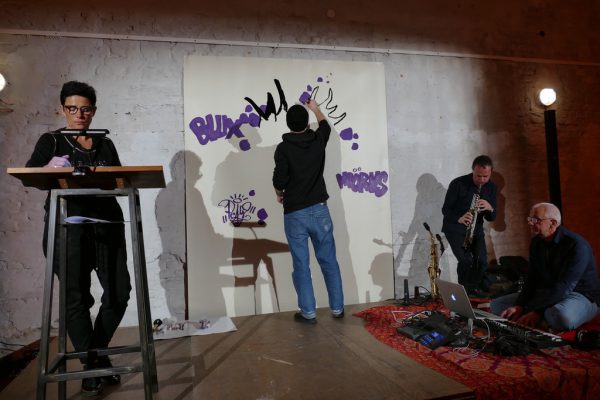 Während die Autorin liest, erschafft PEKS ein Bild zum Buch. Miriam Jaeneke