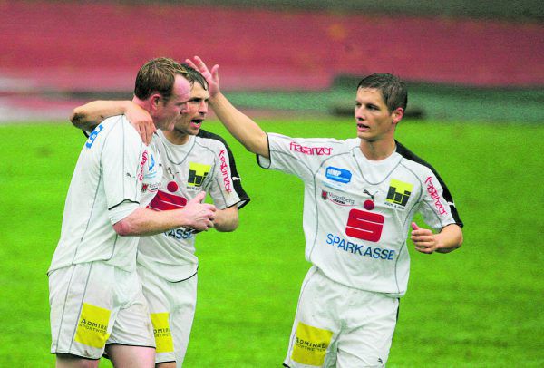 Am 13. September 2008 konnten die Feldkircher letztmals einen Heimderby-Sieg gegen Rankweil feiern: Michael Vonbrül, Kapitän Roland Rohrer und Wolfgang Kieber bejubeln hier den 1:1-Ausgleich, der Vonbrül in der 44. Minute per Elfmeter gelungen war. Endstand: 2:1. Hartinger