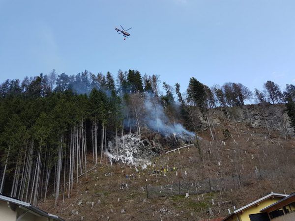 Auch der Polizeihubschrauber war im Einsatz. feuerwehr Gantschier