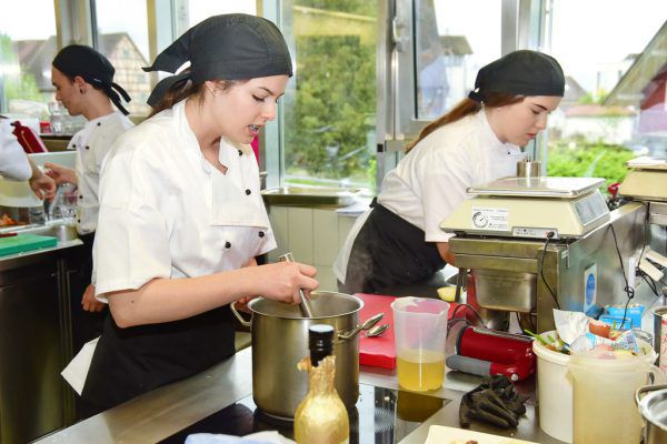 Beim Landeswettbewerb galt es unter anderem, ein dreigängiges Menü nach­zukochen. 