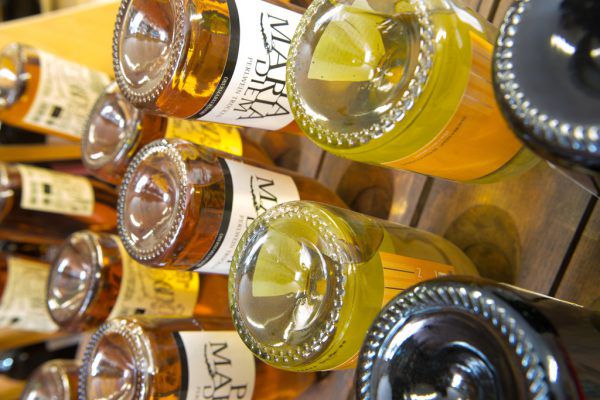 Bevor es ein Wein ins Sortiment schafft, verkostet Winkler den Tropfen.