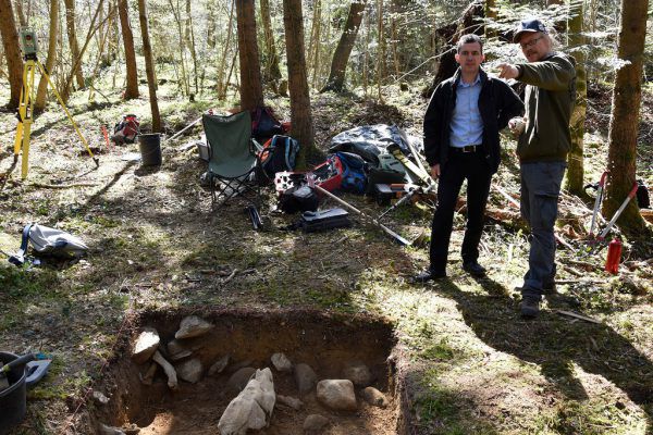 Bürgermeister Martin Summer beim Lokalaugenschein an der Ausgrabungsstätte im Valdunawald. Marktgemeinde RAnkweil