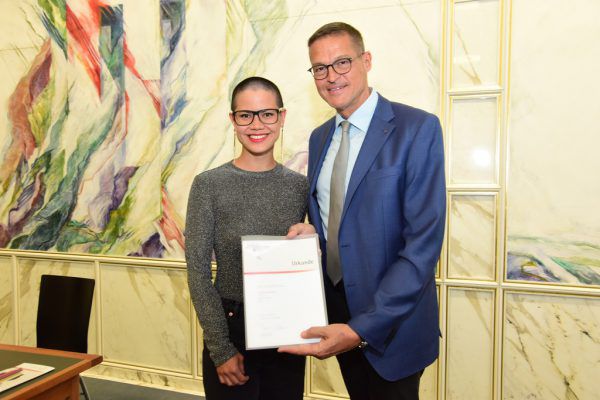 Carolyn Amann mit Landesrat Christian Bernhard.