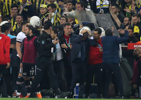Das Istanbuler Derby musste nach Fan-Krawallen abgebrochen werden. AFP