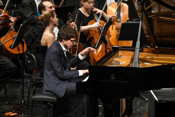 Das Russische Nationalorchester mit dem Pianisten Lucas Debargue (kleines Bild unten). Udo Mittelberger (3)