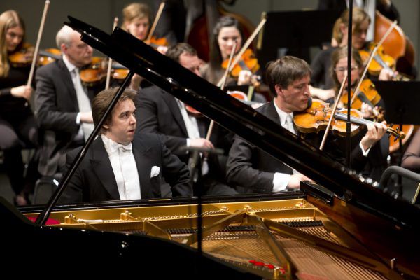 Das SOV mit Ingolf Wunder (kleines Bild oben) und Domingo Hindoyan. Dietmar Mathis Fotografie (3)
