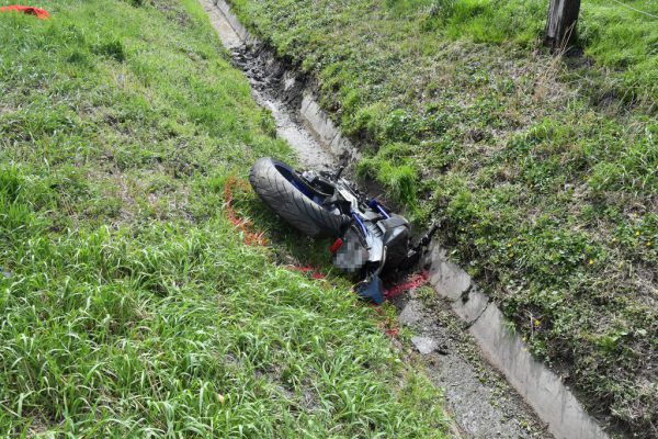 Der Motorradfahrer stürzte ins Bachbett.  kapo St. Gallen