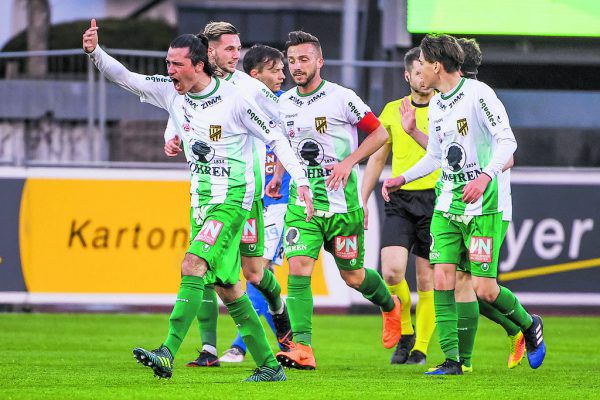 Die Lustenauer bejubeln das 2:1 von Nicolai Bösch (l.). GEPA/Lerch (2)