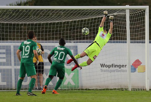 Domenik Schierl streckte sich beim Freistoß von Marcel Canadi vergebens und sorgte per Rücken für den Treffer. Gepa