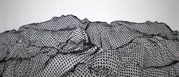 Ein Blick in den Ausstellungsraum. Kleines Bild oben: David Reumüller, o.T. (Landscape). Unten: Ferdinand Ruefs Zeichnungen auf Keramiktafeln. Wolfgang Ölz (1)/Reumüller (1)/Ruef (2)
