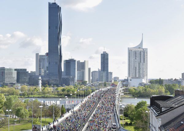Ein herrliches Panorama. Gleich nach dem Start geht es über die Reichsbrücke. APA