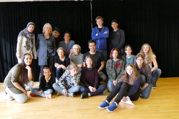 Eine Theatergruppe, die in Projekt-Proben zusammen wächst. Miriam  Jaeneke