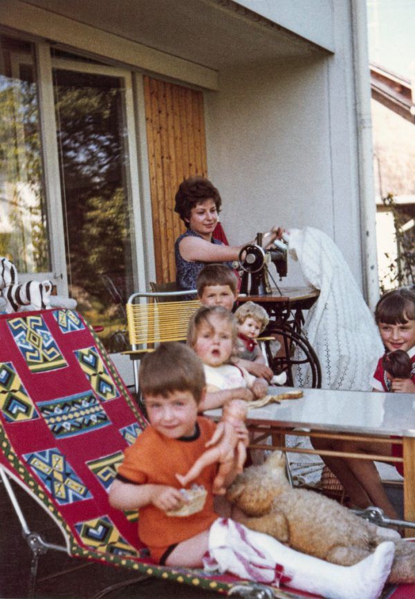 Eine typische Alltagssituation mit Heimarbeit in Lustenau um 1970. Stadt Dornbirn/Privat