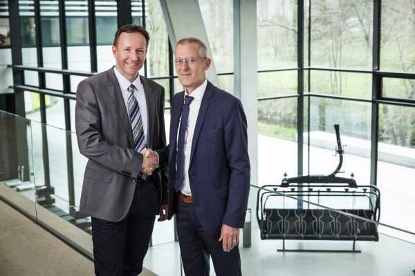 Gassner (l.) folgt Schwendinger nach. Doppelmayr Seilbahnen GmbH