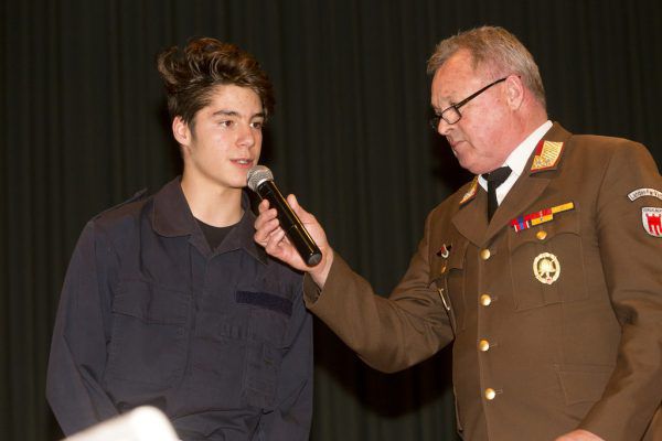 Gerome Mätzler (l.) mit dem Feuerwehr-Bezirksvertreter Bertram Leitner. © Zangerl/Mathis-Fotografie