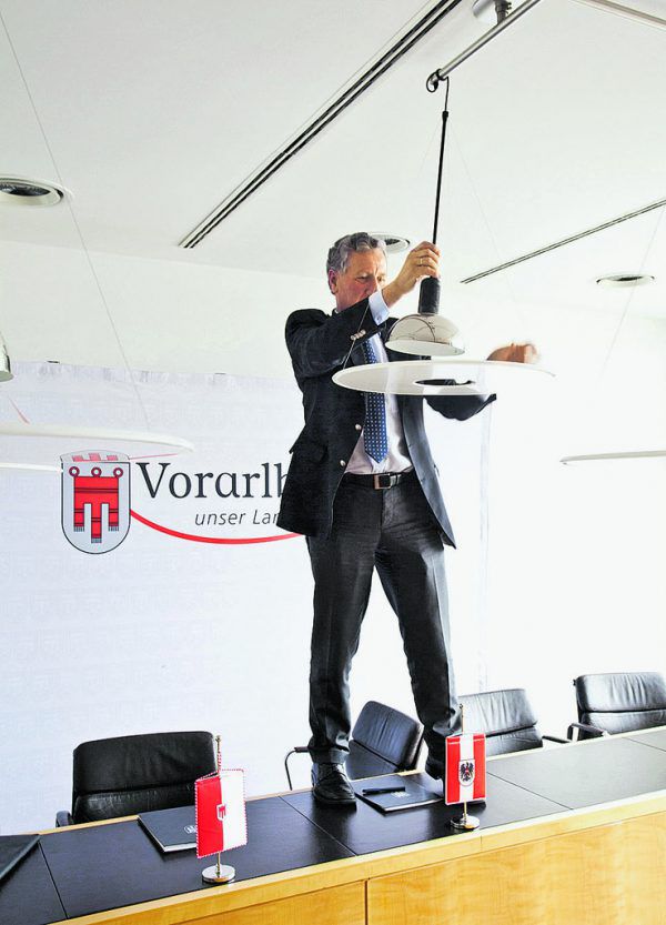Im Vorfeld einer Pressekonferenz tauschte Schwärzler schnell die Glühbirne.  Archiv